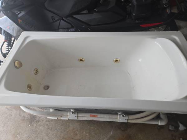 1999 Kohler 3' X 6' Bathtub with Power Jets 1