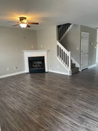$1900.00 / 3br - 1307ft2 - WELCOME HOME! NEWLY UPGRADED TOWNHOME64027438536451121