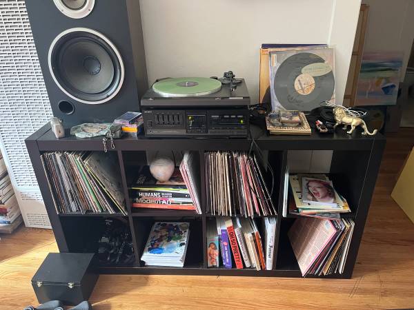 Cubes, small white circular table, stools, aluminum luggage, eames 1