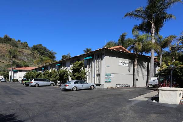 $2,850 / 2br - 1050ft2 - Large Apartment – Walk to Beach - Lush Landscape (La Jolla)63866049697537120