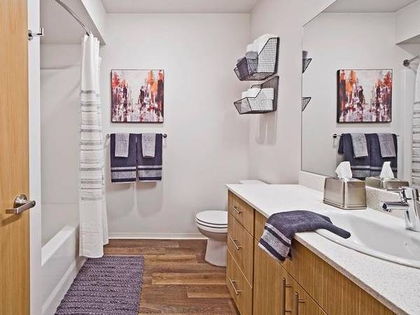 $3,456 / 2br - 1270ft2 - Quartz kitchen countertops with full height ceramic tile backsplash (Redmond)63874307426689122