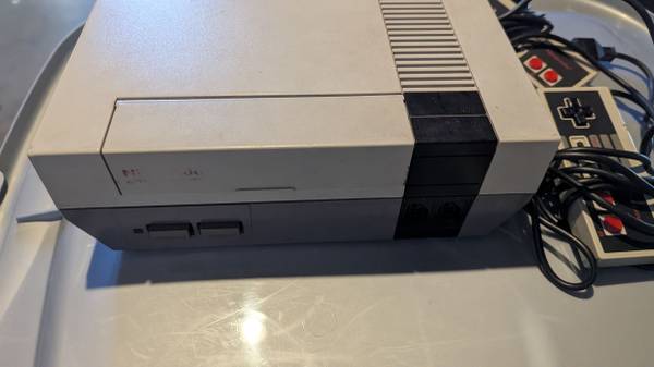 Nintendo NES bundle console with controllers, zapper and 3 games 1