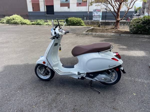 2023 Vespa Primavera 150cc (low miles)