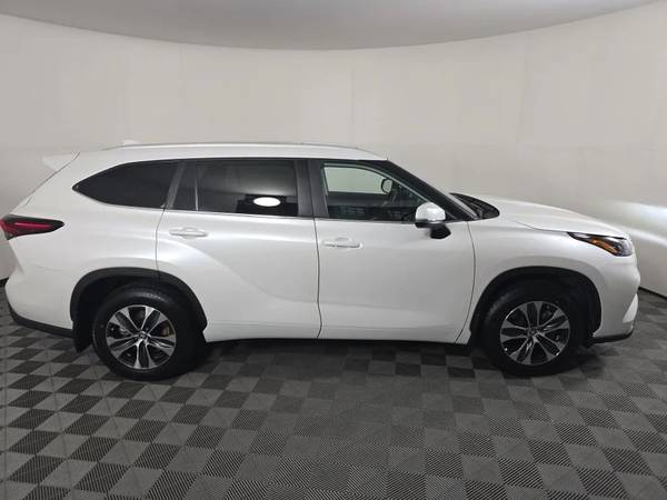 2024 Toyota HighlanderXLE Sport Utility 4D - $44977.00 (Anchorage)63470604805505123