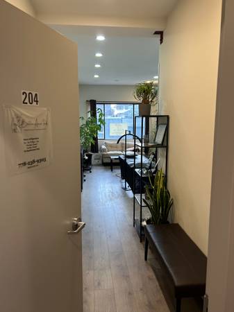 #204-7877B Kingsway**Beautiful Newly reno Office with SINK for rent** 1