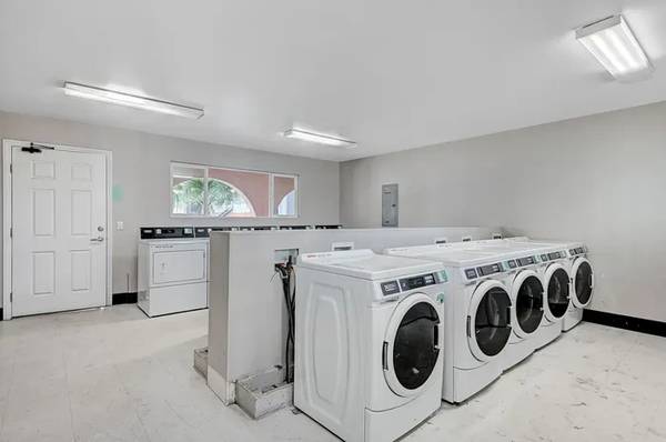 1BD 1BA, On-Call Maintenance, Vertical Blinds 1