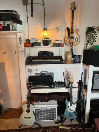 Production room / writing room / practice space share available (Brooklyn)63923588525187121