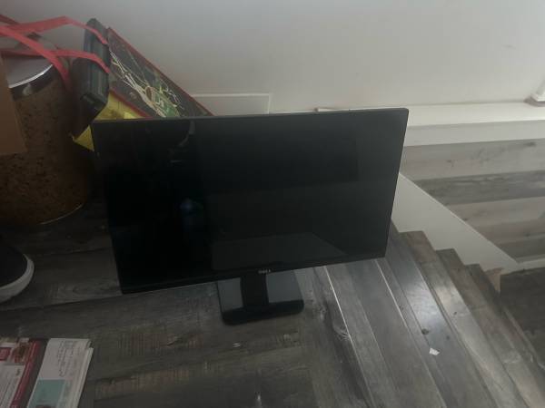 Dell monitor has scratch - NO cables included 1