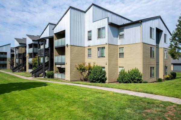 $1,398 / 1br - 661ft2 - Directly On MAX Line, Courtyard Views, Media Room, Spa/Hot Tub (Hillsboro)63820882768259123