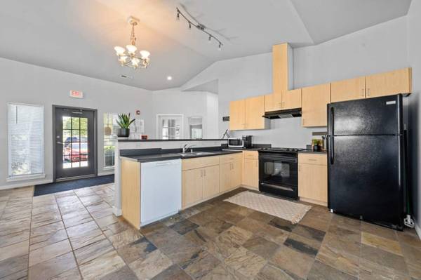 $1,408 / 3br - Professionally Landscaped, Pool w/ Large Sun Deck (222 9th Ave, Moses Lake, WA)63793059668353120