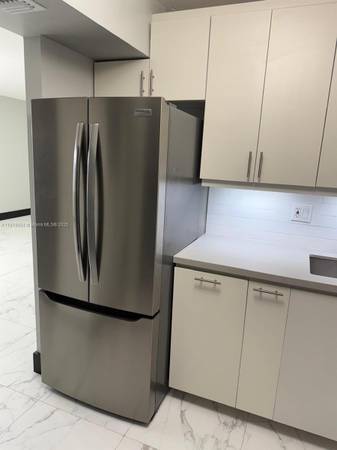 $2,400 / 2br - 812ft2 - Fully Renovated 2-Bed, 2-Bath Condo in Kendall – Modern Finishes63906441968003124