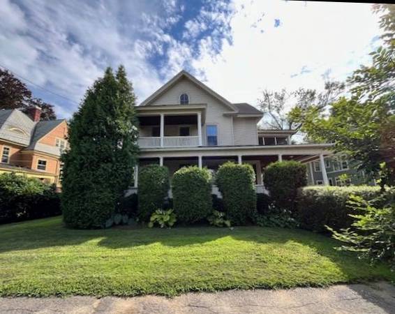 $1,600 / 1br - NEW PRICE-Bi-level One Bedroom on Elm Street Northampton (Northampton, MA)64016883460867120