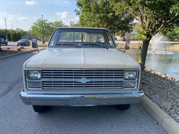 Camioneta Chevrolet C20 de 1984 - $8,000 (Youngstown)63612079229827124