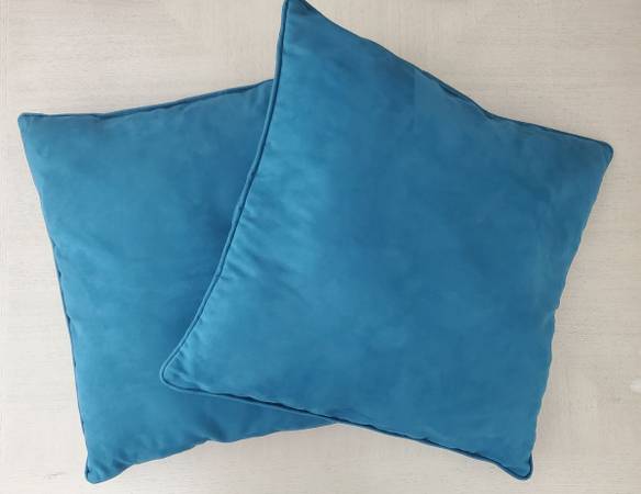 Accent Pillows (2) 18" X 18" 1