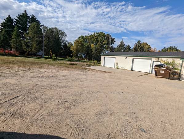 $1,500 Large retail/office space for rent with attached garage. (HAWLEY)64149666896899122
