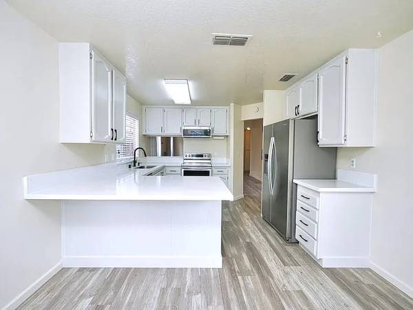 $900 / 2br - 914ft2 - **@@Updated 2-Bed Home Near Downtown & Discovery Park@@** (Sacramento)64043666545153121
