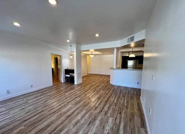 $3200.00 / 2br - 1172ft2 - 5420 Sylmar Ave63701148471683120