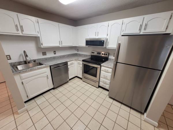 $2,100 / 2br - 937ft2 - Large 2 Bedroom Condo - Heat/Hw Included - $2100/mo (South Manchester)63931922226435121