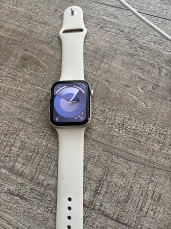 Apple Watch SE Series 11 (GPS & Cellular) 1