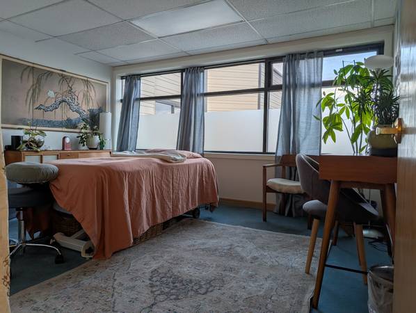 $150 / 150ft2 - Office Space/Treatment Room Massage Therapist/Body Worker (Leschi)63934288291586120