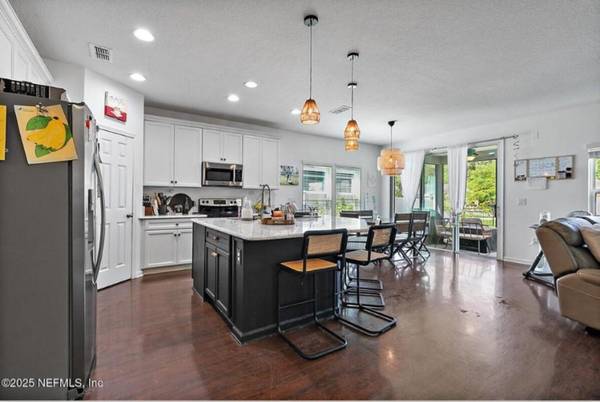 $2130.00 / 3br - 1823ft2 - Stylish 3BR Rental with Natural Light and Outdoor Space64005270337154122