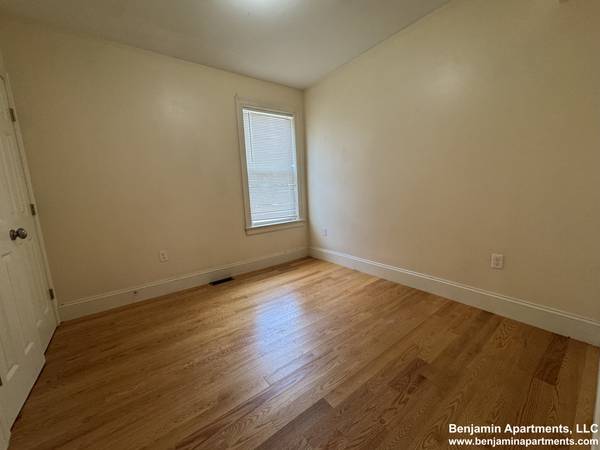 $4,200 / 4br - **NO FEE ** Allston 4 bed 2 bath with W/D in unit. Avail NOW. (Allston)63996689897603120