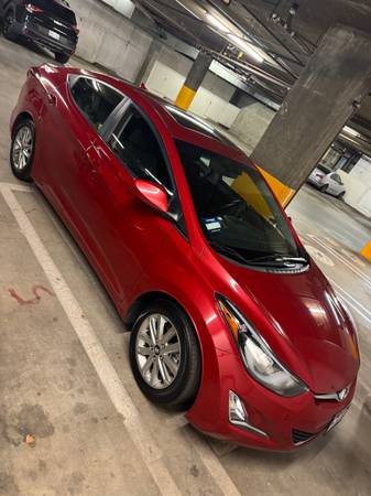 Hyundai Elantra 2015 - Pocos kilómetros (28k) - $13,000 (Burbank)63618219799939121