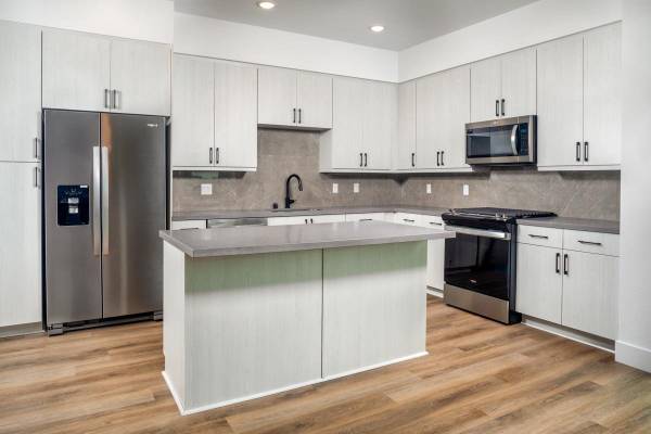 $3,921 / 2br - 1240ft2 - Distribuciones versátiles, unidades de vivienda/trabajo, planos de planta de una y dos habitaciones (Grantville, Mission Valley,)63663973499009123