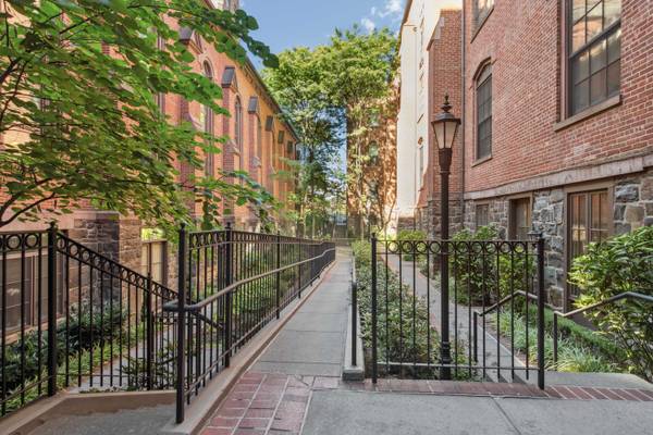 $1,795,000 / 2br - Historic Grandeur! Modern Design! Iconic Address. (Cobble Hill)64279154678274121