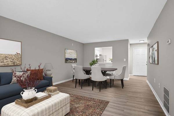 2/BD, High-Speed Internet Access, Spacious Walk-In Closets 1