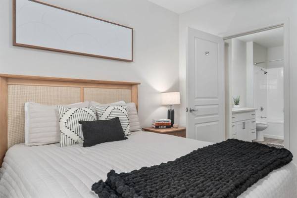 $2,623 / 3br - 1301ft2 - We Love Pets!, Gourmet Kitchens with Island, Onsite Recycling Program (Civic Center/ Oldtown)64024994515971123