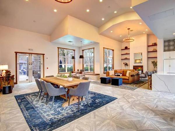 $3,619 / 2br - 1393ft2 - Sala de residentes, ventanas extragrandes, cocina al aire libre y área de parrilla (Redmond)63852483189891120