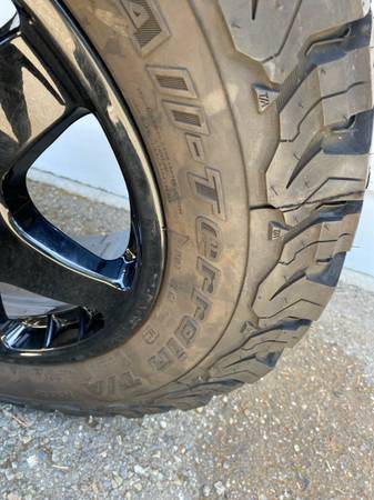Neumático BF Goodrich All Terrain (nuevo) con llanta negra - neumático de repuesto - $100 (Lafayette)63470897667841124