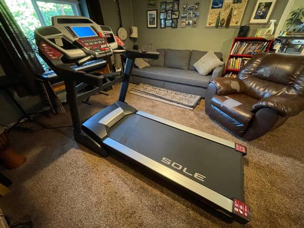 SOLE F85 Treadmill 1