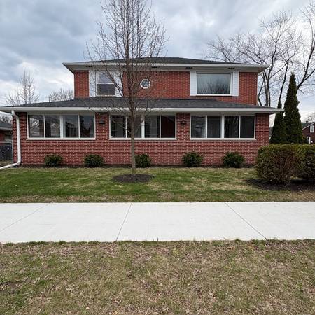 $1,400 / 2br - 980ft2 - 2 Bedroom Lower- 2 Blocks from Lake Michigan (Sheboygan)63813312084225121