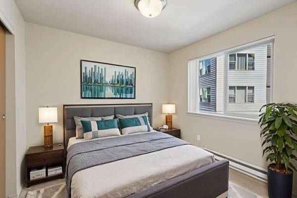 $1,399 / 2br - 2 Sunrooms w/ Deck, Located in Shoreline, 2bd 1ba (1140 N 192nd St, Shoreline, WA)63799882088451120