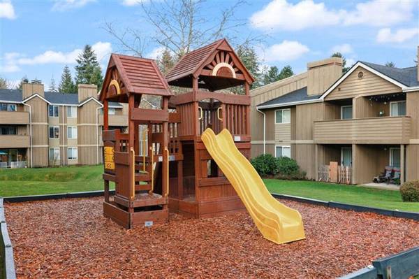 $2,025 / 3br - 1078ft2 - Seasonal Pool, Tour Today, In Unit Laundry, Wood Style Flooring64031311943937124