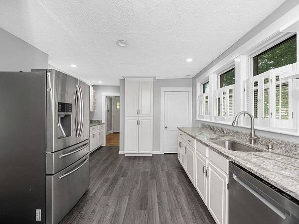 $1,450 / 3br - 2024ft2 - Updated 3 Bed 2 Bath with Stainless Steel Appliances! (Nashua, NH)63656212338435122