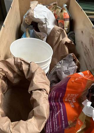 Storage box for sale good for storage chicken feeds - $50 (Hemet)63471083330561121