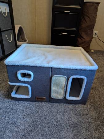 Cat scratching post, cat beds (Epsom)63656316168193121