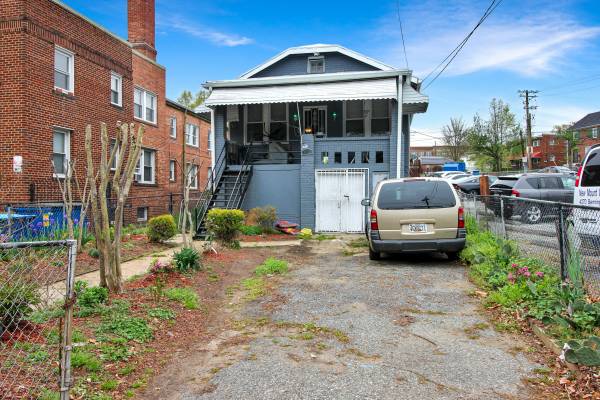 $400,000 / 3br - 2024ft2 - Wonderful Home in Deanwood..Lots of pics!!! (Washington)63896508935682120