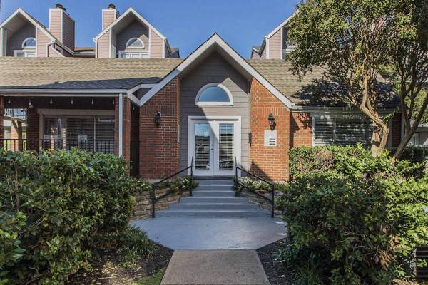 $1,280 / 2br - 925ft2 - Persianas para ventanas, a minutos del lago White Rock, cancha de tenis (9707 Walnut Hl Ln, Dallas, TX)63846411606017122