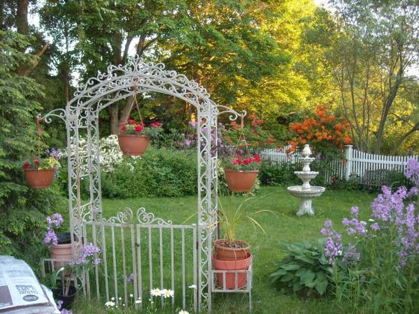 $2,495 / 2br - Beautiful Apartment on Estate....all Utilities Included!.....Furnished (Branford)64010165868290122