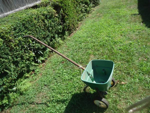 Spreader - $15 (Quincy)63471381361539123