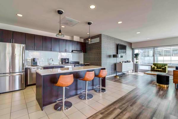 $2,097 / 1br - Energy Efficient Appliances, 10 Foot Ceilings, Concierge (Denny's Triangle)64031310595585123