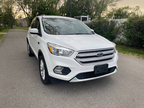 Escape Ford 2019 (1 dueño/condición EX/Kilometraje bajo/Guardado en garaje) - $10,900 (Frontera WI/IL)63470432256641124