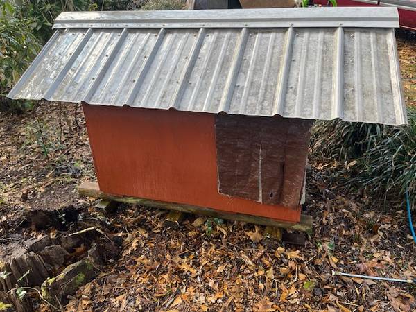 High quality, very durable, heated dog house (used) 1