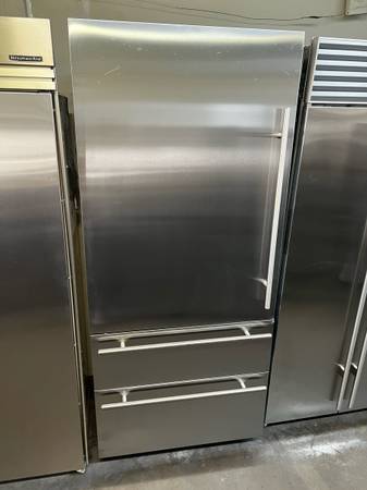 VIKING 36”WIDE BUILT IN STAINLESS STEEL BOTTOM FREEZER 1