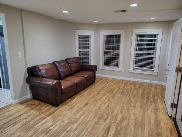 $2,850 / 3br - 1250ft2 - 3-bdrm, 1-bath, laundry in unit, off street parking (Marlborough)64034613909761124