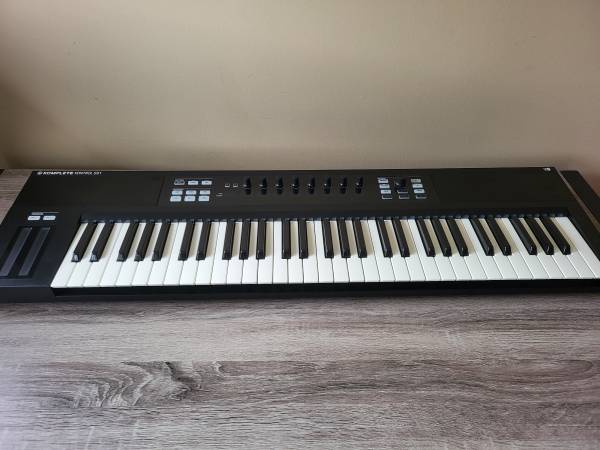 Native Instruments Komplete Kontrol S61 MK1 keyboard midi controller 1